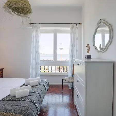 Charming Tm Flat By The Ocean With A View